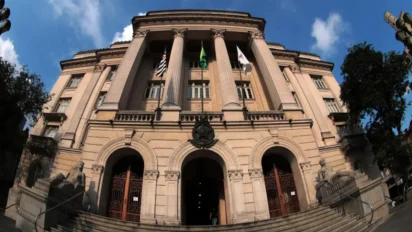 Concurso SEFIN Santos SP com fachada histórica de prédio público com colunas e bandeiras