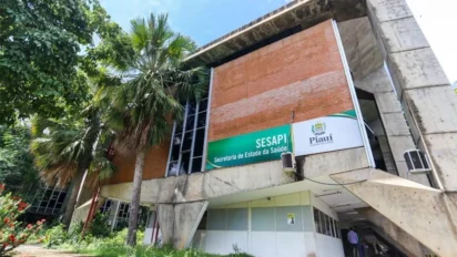 Fachada da Secretaria de Estado da Saúde do Piauí durante divulgação do resultado preliminar do Concurso SESAPI