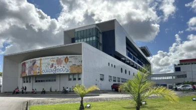 Fachada Hospital Metropolitano de Alagoas (HMA) em Maceió com mural colorido, referência ao Concurso SESAU AL