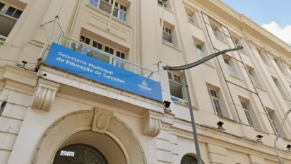 Fachada de prédio com faixa azul da Secretaria Municipal da Educação, concurso SMED Salvador BA