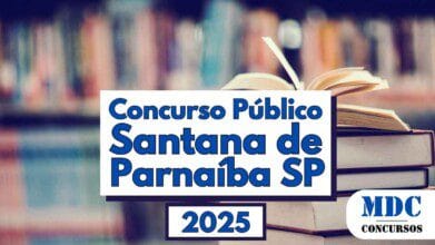 Imagem com fundo desfocado de uma estante cheia de livros, com destaque para uma pilha de livros em primeiro plano, sendo que o livro do topo está aberto com páginas levemente viradas. Sobre a imagem, há um quadro branco com texto em azul escuro que diz: Concurso Público Santana de Parnaíba SP. Abaixo, um retângulo menor exibe o ano 2025 e no canto inferior direito está o logotipo da MDC Concursos