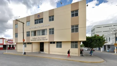 Fachada bege do Palácio Municipal de São Bento do Una, sede do concurso São Bento do Una PE