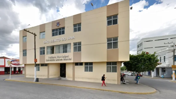 Concurso São Bento do Una PE abre 175 vagas com salários de até R$ 4.745,83 na Educação 5 Fachada bege do Palácio Municipal de São Bento do Una, sede do concurso São Bento do Una PE