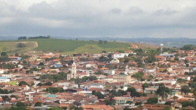 Vista panorâmica da cidade de São Miguel Arcanjo-SP com casas, prédios, igreja e áreas verdes ao fundo. Foto: Neymiguel /Wikipédia