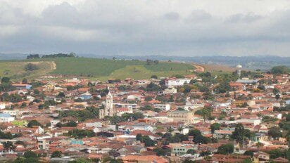 Vista panorâmica da cidade de São Miguel Arcanjo-SP com casas, prédios, igreja e áreas verdes ao fundo. Foto: Neymiguel /Wikipédia