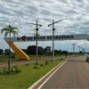 Pórtico de entrada da cidade sede do concurso São Miguel do Araguaia GO sob céu nublado