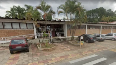 Concursos 2 prédio da Prefeitura de São Roque relacionado ao concurso São Roque com fachada institucional e área externa arborizada