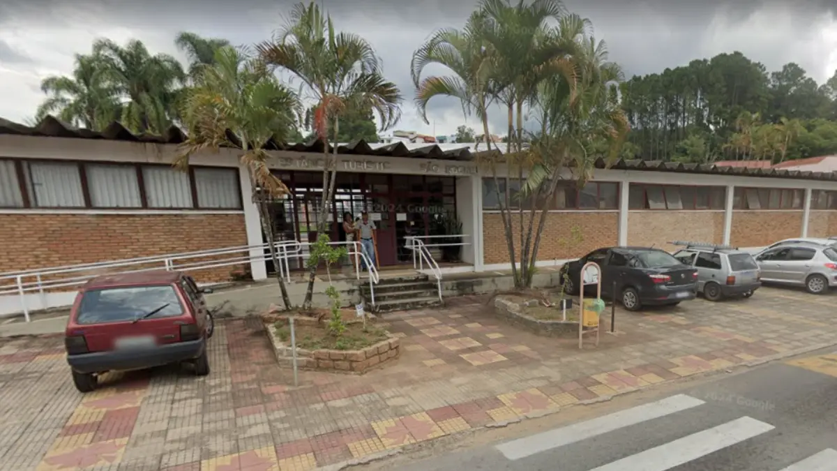 prédio da Prefeitura de São Roque relacionado ao concurso São Roque com fachada institucional e área externa arborizada