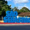 Letreiro azul São Sebastião em praça remete ao concurso São Sebastião AL