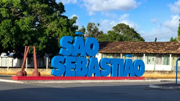 Concurso São Sebastião AL reabre com 203 vagas e salários de até R$ 5 mil 2 Letreiro azul São Sebastião em praça remete ao concurso São Sebastião AL