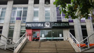 Fachada da sede da Prefeitura Municipal de Saquarema com placa institucional, referência ao concurso Saquarema RJ