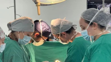 Equipe médica realiza cirurgia em sala de operação, usando máscaras, toucas e roupas esterilizadas. Foto: Divulgação/SES-SC