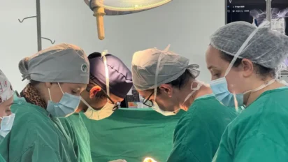 Equipe médica realiza cirurgia em sala de operação, usando máscaras, toucas e roupas esterilizadas. Foto: Divulgação/SES-SC