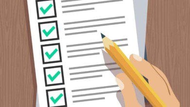 Ilustração vetorial de uma mão segurando um lápis amarelo enquanto marca ou escreve em uma folha de papel com uma lista. A folha contém vários itens acompanhados de quadrados com marcas de verificação verdes, indicando tarefas concluídas ou opções selecionadas. O fundo mostra uma superfície de madeira, sugerindo uma mesa. A imagem transmite a ideia de organização, planejamento, prova ou checklist.