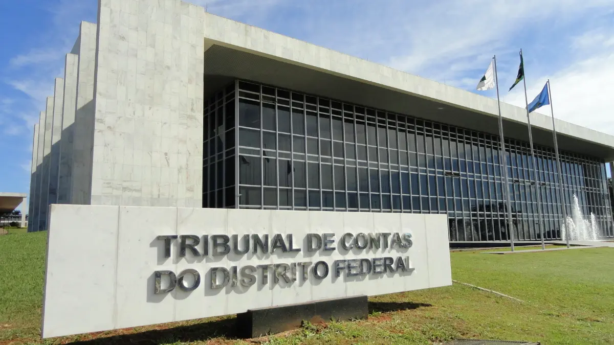 Concurso TCDF abre 10 vagas imediatas com salário inicial de R$ 15 mil 1 Fachada do prédio do Tribunal de Contas do DF, sede do concurso TCDF