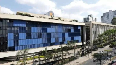 Fachada do prédio do Tribunal de Contas do Estado de Minas Gerais em Belo Horizonte com painéis azuis e área arborizada em frente. Foto: Agostinho Patrus/Wikipédia