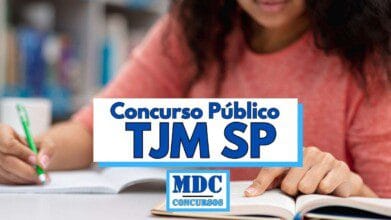 Imagem mostra uma pessoa de camiseta vermelha estudando em um livro aberto, segurando uma caneta verde com a mão esquerda enquanto aponta algo no livro com a mão direita ao fundo desfocado há prateleiras de livros a imagem traz sobreposição de uma faixa branca com borda azul contendo os dizeres Concurso Público TJM SP em letras grandes e logo abaixo o logotipo do MDC Concursos