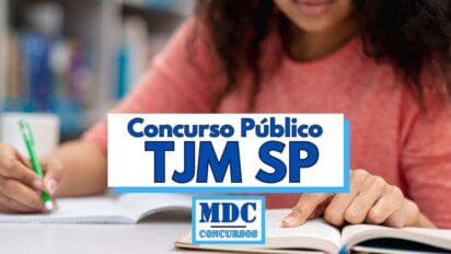 Imagem mostra uma pessoa de camiseta vermelha estudando em um livro aberto, segurando uma caneta verde com a mão esquerda enquanto aponta algo no livro com a mão direita ao fundo desfocado há prateleiras de livros a imagem traz sobreposição de uma faixa branca com borda azul contendo os dizeres Concurso Público TJM SP em letras grandes e logo abaixo o logotipo do MDC Concursos