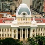 Fachada do prédio histórico do Tribunal de Justiça de Pernambuco (TJPE), com colunas, cúpula central e arquitetura neoclássica.