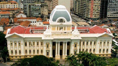 Fachada do prédio histórico do Tribunal de Justiça de Pernambuco (TJPE), com colunas, cúpula central e arquitetura neoclássica.
