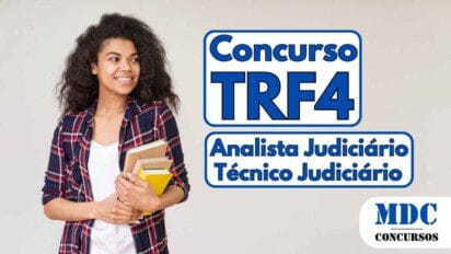 Jovem sorridente segurando livros, vestindo camisa xadrez e camiseta branca, em pé diante de fundo claro - Concurso TRF4 2025 oferece Remuneração de até R$ 14.852,66 para Analista e Técnico Judiciário