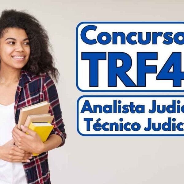 Jovem sorridente segurando livros, vestindo camisa xadrez e camiseta branca, em pé diante de fundo claro - Concurso TRF4 2025 oferece Remuneração de até R$ 14.852,66 para Analista e Técnico Judiciário