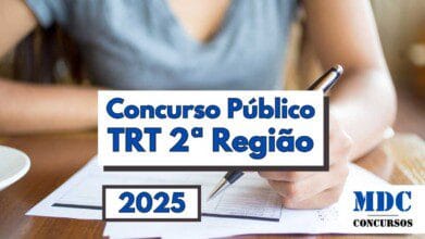 TRT2 - Imagem de divulgação do concurso público do TRT da 2ª Região em 2025. No plano de fundo, uma pessoa segura uma caneta e preenche um formulário sobre uma mesa de madeira. Em destaque, há um retângulo com os dizeres “Concurso Público TRT 2ª Região” e abaixo “2025”. No canto inferior direito está o logotipo da MDC Concursos
