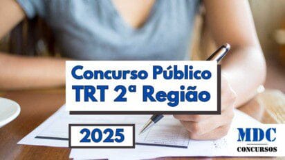 TRT2 - Imagem de divulgação do concurso público do TRT da 2ª Região em 2025. No plano de fundo, uma pessoa segura uma caneta e preenche um formulário sobre uma mesa de madeira. Em destaque, há um retângulo com os dizeres “Concurso Público TRT 2ª Região” e abaixo “2025”. No canto inferior direito está o logotipo da MDC Concursos