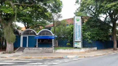 Fachada azul da sede da Prefeitura de Taubaté, tema do concurso Taubaté SP
