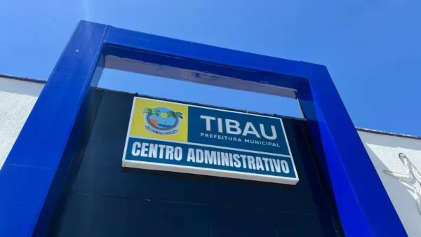 Concurso Tibau RN na sede da Prefeitura com placa do Centro Administrativo