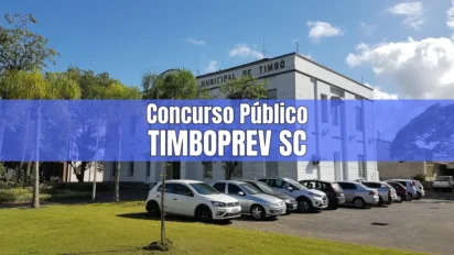Prédio da Prefeitura Municipal de Timbó ao fundo com faixa azul e texto Concurso TimboPrev SC