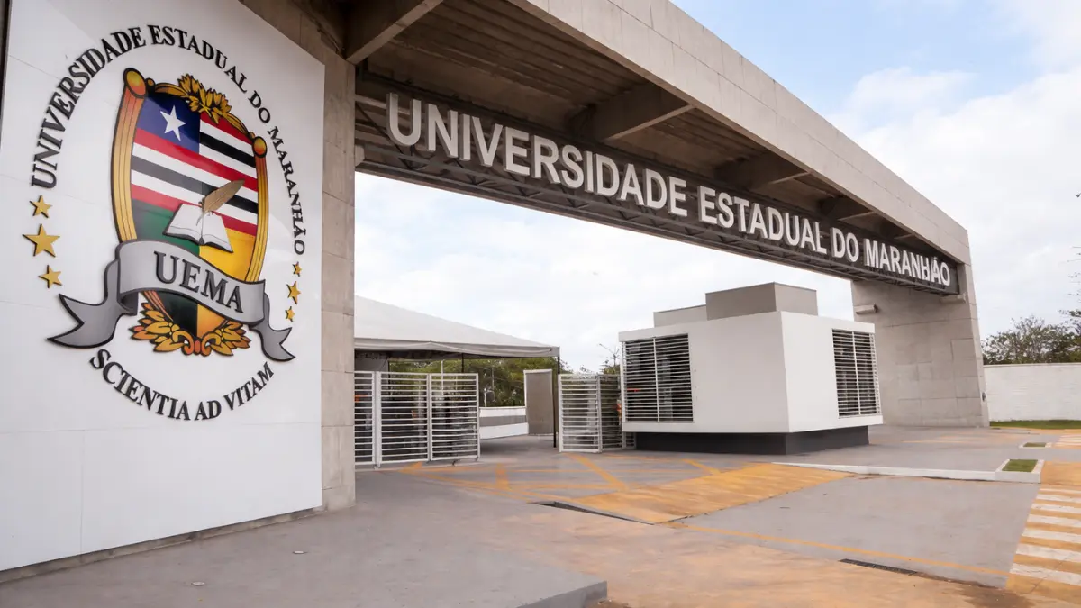 Concurso UEMA na entrada da Universidade Estadual do Maranhão