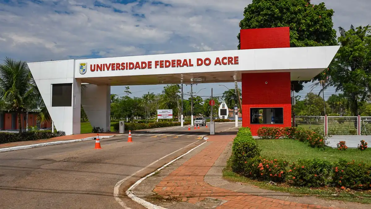 Concurso UFAC 2026 oferece salários de até R$ 5.215,39 para TAE; veja detalhes 1 Concurso UFAC: entrada da Universidade Federal do Acre com portal principal do campus