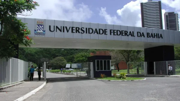 Concurso UFBA 2026: entrada da Universidade Federal da Bahia com portal principal