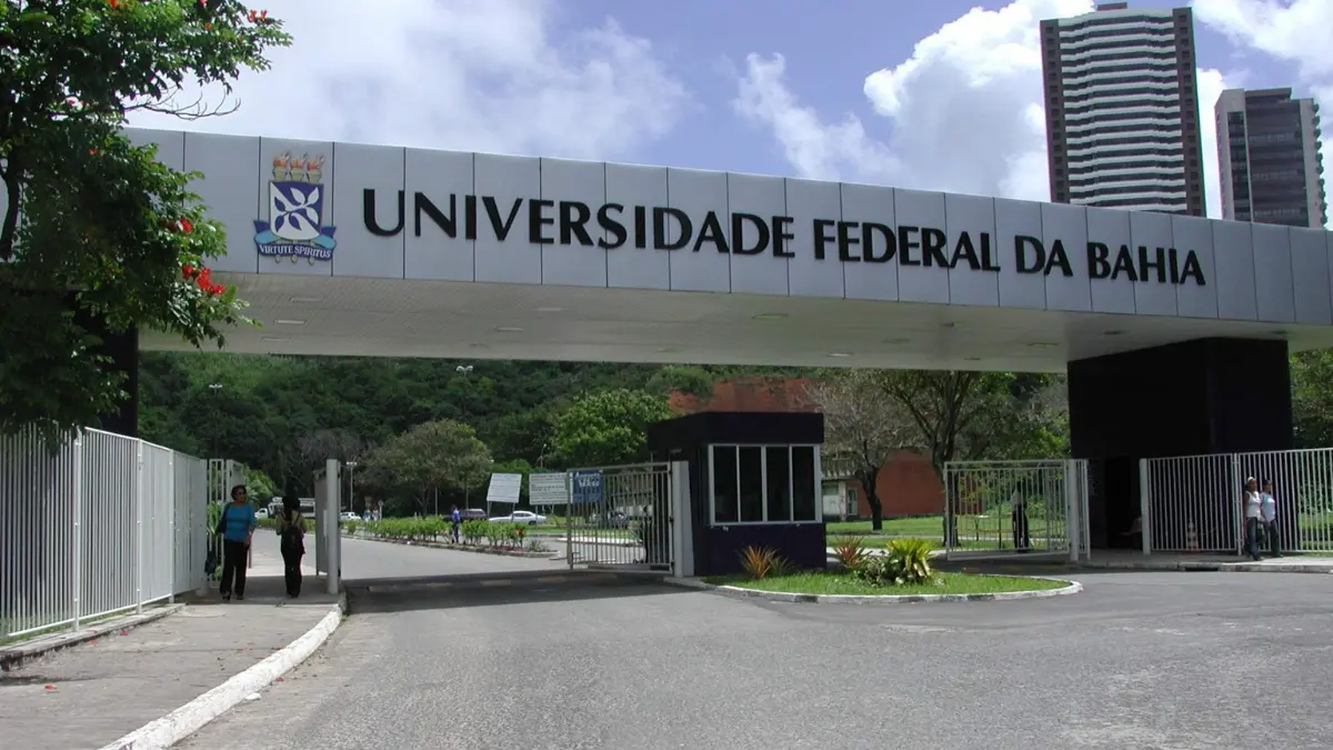 Concurso UFBA 2026: entrada da Universidade Federal da Bahia com portal principal