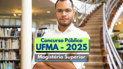 Homem de aparência confiante, usando camisa branca e óculos, está de braços cruzados em frente a uma escada curva dentro de uma biblioteca moderna. Ao fundo, há estantes repletas de livros e placas indicando seções. Sobre a imagem, há textos destacando "Concurso Público UFMA - 2025" e "Magistério Superior", indicando divulgação de um concurso para professor universitário.