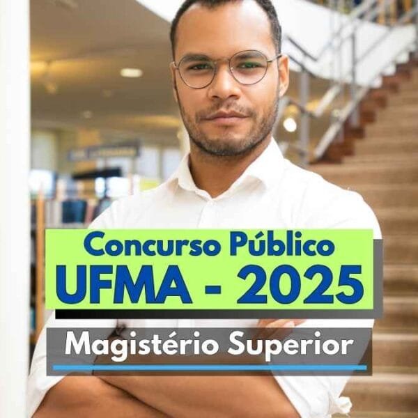 Homem de aparência confiante, usando camisa branca e óculos, está de braços cruzados em frente a uma escada curva dentro de uma biblioteca moderna. Ao fundo, há estantes repletas de livros e placas indicando seções. Sobre a imagem, há textos destacando "Concurso Público UFMA - 2025" e "Magistério Superior", indicando divulgação de um concurso para professor universitário.