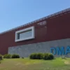 Fachada do edifício sede do DMAE com letreiro azul em destaque, referente ao concurso DMAE Uberlândia