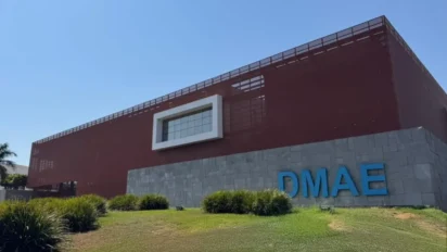 Fachada do edifício sede do DMAE com letreiro azul em destaque, referente ao concurso DMAE Uberlândia