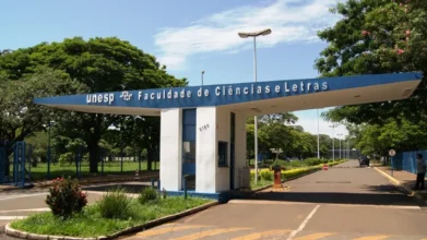 Concurso Unesp 2026 na entrada da Faculdade de Ciências e Letras da Unesp