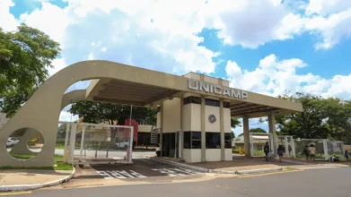 Portão de entrada do campus da Unicamp com letreiro e arco característico — concurso Unicamp