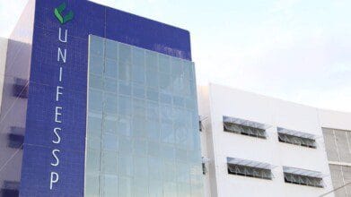 Prédio da Unifesspa com fachada azul, logo e nome da universidade em destaque. Foto: Divulgação/Unifesspa