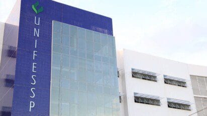 Prédio da Unifesspa com fachada azul, logo e nome da universidade em destaque. Foto: Divulgação/Unifesspa