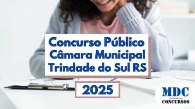 Imagem com fundo desfocado mostrando uma mulher sorridente estudando com livros e cadernos sobre a mesa, enquanto no centro há um destaque com os dizeres “Concurso Público Câmara Municipal Trindade do Sul RS” em letras azuis, e abaixo “2025” em fonte grande dentro de uma moldura clara; no canto inferior direito aparece o logotipo da MDC Concursos