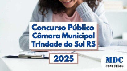 Imagem com fundo desfocado mostrando uma mulher sorridente estudando com livros e cadernos sobre a mesa, enquanto no centro há um destaque com os dizeres “Concurso Público Câmara Municipal Trindade do Sul RS” em letras azuis, e abaixo “2025” em fonte grande dentro de uma moldura clara; no canto inferior direito aparece o logotipo da MDC Concursos