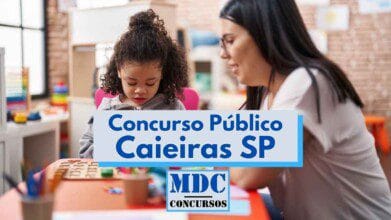 Imagem mostra uma mulher e uma criança interagindo em uma sala de aula colorida com brinquedos e materiais pedagógicos sobre a mesa em primeiro plano com destaque para o texto central Concurso Público Caieiras SP em letras azuis e logo inferior MDC Concursos sugerindo processo de seleção na área de educação especializado para a Prefeitura de Caieiras SP