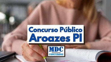 Imagem com fundo desfocado mostrando uma mulher escrevendo com caneta verde em um caderno aberto, enquanto usa um suéter rosa. Em destaque no centro da imagem, há uma faixa branca com texto em letras grandes e azuis escrito "Concurso Público Aroazes PI". Abaixo, há um logotipo com os dizeres "MDC Concursos" em letras azuis claras e escuras