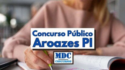 Imagem com fundo desfocado mostrando uma mulher escrevendo com caneta verde em um caderno aberto, enquanto usa um suéter rosa. Em destaque no centro da imagem, há uma faixa branca com texto em letras grandes e azuis escrito "Concurso Público Aroazes PI". Abaixo, há um logotipo com os dizeres "MDC Concursos" em letras azuis claras e escuras
