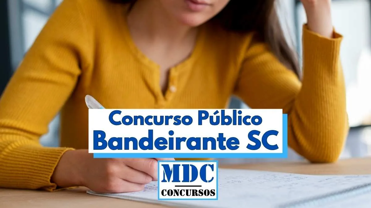 Mulher vestindo blusa amarela aparece sentada à mesa, segurando uma caneta enquanto observa atentamente uma folha de papel à sua frente, indicando momento de estudo ou preparação para prova. Em destaque, uma faixa azul centralizada sobre a imagem exibe o texto “Concurso Público Bandeirante SC” e abaixo o logotipo “MDC Concursos”, sugerindo divulgação de concurso público em Santa Catarina.
