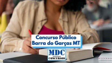 Mulher estudando em sala de aula, com livro aberto e caneta vermelha na mão, representando preparação para concurso público. No centro da imagem, há uma tarja com o texto “Concurso Público Barra do Garças MT” e o logotipo “MDC Concursos”. Ao fundo, outros candidatos aparecem desfocados, em ambiente de estudo coletivo. A imagem simboliza dedicação aos estudos e foco em concursos.